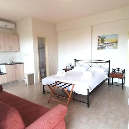 Orizontas Studios & Apartments Svoronata Bagian luar foto